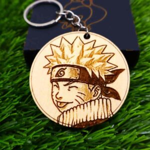 Chaveiro de madeira com o personagem Naruto Uzumaki do anime Naruto clássico, ideal para fãs de anime e cultura japonesa. Wooden keychain featuring Naruto Uzumaki from the classic Naruto anime, perfect for fans of anime and Japanese culture.