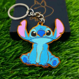 Chaveiro de madeira colorido do personagem Stitch da Disney com pintura azul vibrante | Colorful wooden keychain of Disney’s Stitch with bright blue paint