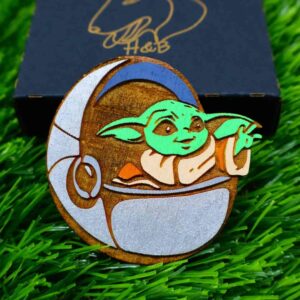 Íman decorativo colorido de madeira com design do Grogu (Baby Yoda) na sua Hover Pram do universo Star Wars, pintado com tinta acrílica | Colorful wooden fridge magnet of Grogu in Hover Pram from Star Wars
