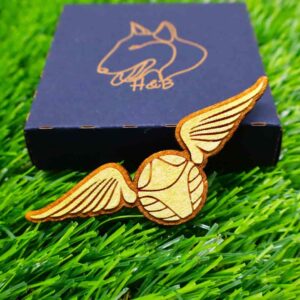 Íman de madeira colorido com o design do Pomo de Ouro do Harry Potter, feito com gravação e pintura em tinta acrílica | Colorful wooden Harry Potter magnet featuring the Golden Snitch design, engraved and hand-painted