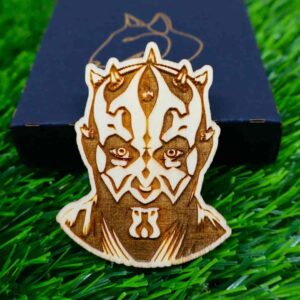 Íman de madeira gravado com o rosto do personagem Darth Maul da saga Star Wars, sem pintura e com acabamento a laser | Darth Maul engraved wood magnet, minimalist Star Wars fridge decor