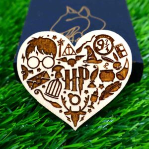 Íman de madeira em forma de coração com símbolos gravados do mundo Harry Potter, sem pintura | Engraved wooden heart magnet with Harry Potter symbols, unpainted