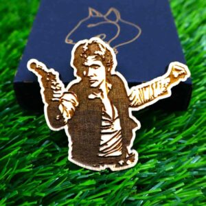 Íman decorativo de madeira com o rosto de Han Solo gravado a laser, inspirado em Star Wars | Han Solo wood magnet engraved laser, Millennium Falcon theme