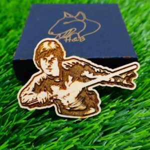 Íman de madeira com o rosto de Luke Skywalker gravado a laser, inspirado na saga Star Wars | Luke Skywalker engraved wood magnet, Jedi Force decoration
