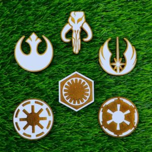Kit de ímãs de madeira pintados com símbolos do universo Star Wars | Painted wood magnets set featuring iconic Star Wars faction symbols