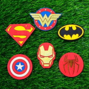Kit com ímanes de madeira pintados à mão com logos dos super-heróis DC e Marvel | Painted wood magnets set with Marvel and DC superhero logos