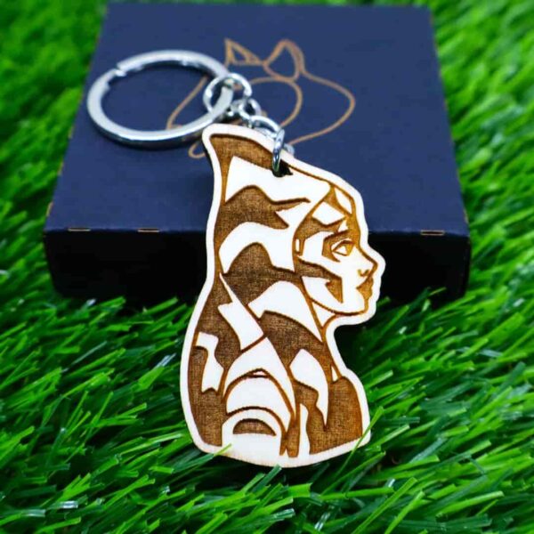 Porta-chaves em madeira com design da personagem Ahsoka Tano de Star Wars, gravado a laser e com argola em aço inoxidável | Ahsoka wood keychain for Star Wars fans – nerdy laser-engraved accessory