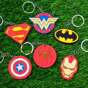 Kit de chaveiros coloridos de madeira com logotipos de super-heróis da Marvel e DC: Superman, Mulher Maravilha, Batman, Capitão América, Homem-Aranha e Homem de Ferro. Colorful wooden keychain set featuring superhero logos from Marvel and DC: Superman, Wonder Woman, Batman, Captain America, Spider-Man, and Iron Man.