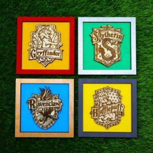 Kit de quadrinhos coloridos das casas de Hogwarts em madeira com efeito 3D e fita dupla face | Hogwarts wooden wall art with 3D crest and foam tape